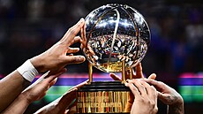 Basketbalisté New York Knicks s trofejí pro vít�ze Východní konference NBA.