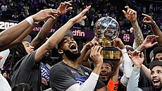 Karl-Anthony Towns, pivot New York Knicks, zvedá trofej pro vít�ze Východní...