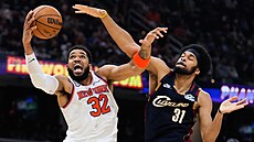 SOUBOJ PIVOT�. Karl-Anthony Towns (NY Knicks) se sna�í zakon�it, brání jej...