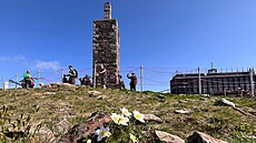 Pracovníci Správy KRNAP rozvinuli na vrcholu Sn�ky ochranné sít�. (27. kv�tna...