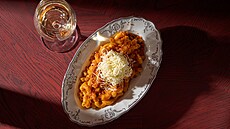 Jedním z jídel v restauraci Biskup jsou kolínka s omá�kou na paprice. (28....