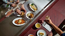 P�es den nabízí Biskup rychlé polední menu a výb�r z à la carte, ve�er pak...