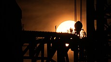 D�lníci p�ipravují raketu Starship spole�nosti SpaceX' k testovacímu letu na...