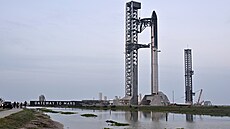 P�íprava rakety Starship spole�nosti SpaceX na základn� Starbase v Texasu. (20....