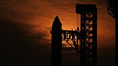 D�lníci p�ipravují raketu Starship spole�nosti SpaceX k testovacímu letu na...