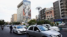 Auta v ulicích íránského hlavního m�sta Teheránu projí�d�jí kolem billboardu...