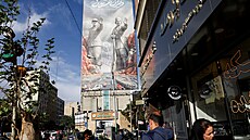 Lidé v Teheránu procházejí kolem billboardu znázor�ujícího uzav�ený Hormuzský...
