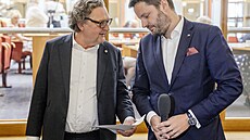 Pra��tí zastupitelé Petr Hlavá�ek, Ond�ej Prokop. projednávali zásadní dokument...