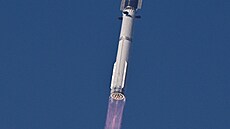 Odlet t�etí verze megarakety spole�nosti SpaceX ze základy Starbase v Texasu...