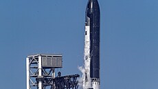 Detail lodi S39 p�i odletu ze základy Starbase v Texasu p�l hodiny po p�lnoci...