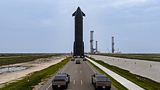 P�evoz lodi Starship na startovací rampu.