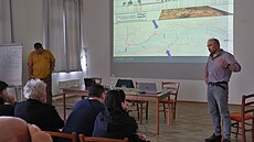 P�edstavení studie AOPK �R v Karlovicích. Na snímku p�ed ob�any vodohospodá�...