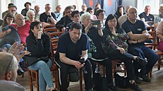 P�edstavení studie AOPK �R v Karlovicích. Se�lo se n�kolik desítek lidí.