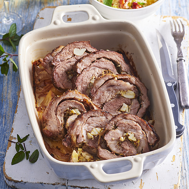 Vepřová roláda s konfitovaným česnekem: Recept na křehkou krkovici na medu s ovocným kuskusem