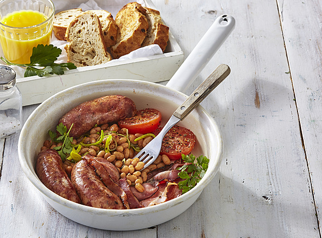 Anglická snídaně z jedné pánve: Rychlý recept s klobáskami, slaninou a fazolemi