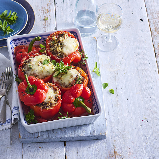 Plněné papriky po italsku: Recept s mletým hovězím, prosciuttem a třemi druhy sýra