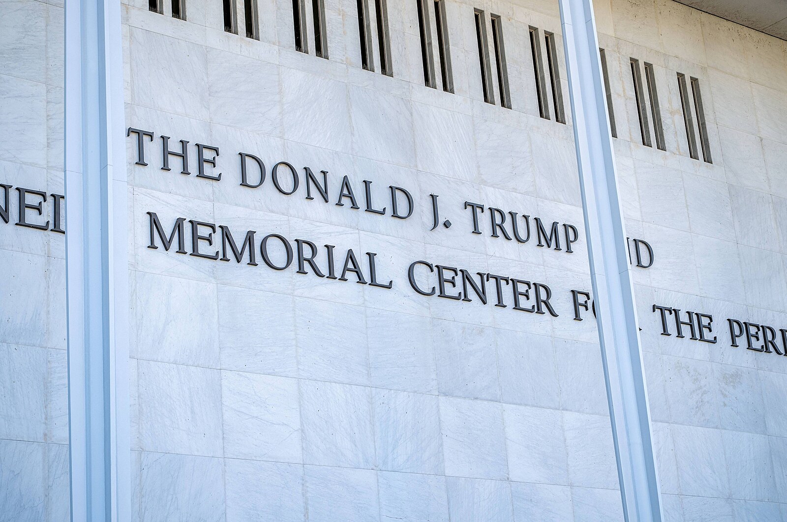 Soud utnul Trumpovo jméno ke Kennedyho centru a také jeho pompézní rekonstrukci