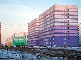 Nové developerské projekty v Novosibirsku �asto vyr�stají vedle rozpadajících...