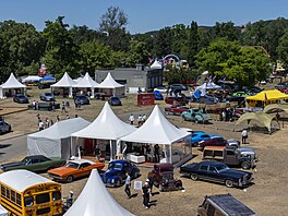 Z p�vodní akce ve stylu Festivalu rychlosti v Goodwoodu se postupn� stále více...