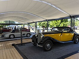 Tradi�n� velkou expozici m�l Mercedes-Benz, který krom� novinek p�ipomenutí 140...