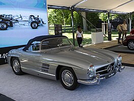 Mercedes 300 SL Roadster z let 1957 a� 1963 byl odvozený z legendárního kupé...