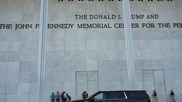 Pohled na budovu Kennedyho centra m�zick�ch um�n� ve Washingtonu, odkud m� b�t na z�klad� soudn�ho rozhodnut� odstran�no jm�no prezidenta Donalda Trumpa. (29. kv�tna 2026)