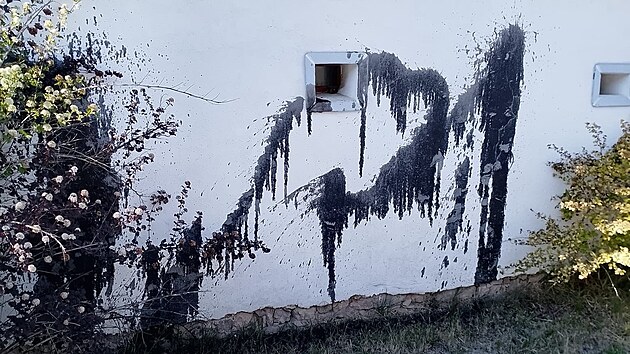 Vandal pocákal dům novinářky Witowské. Pokud má někdo problém, ať přijde, řekla