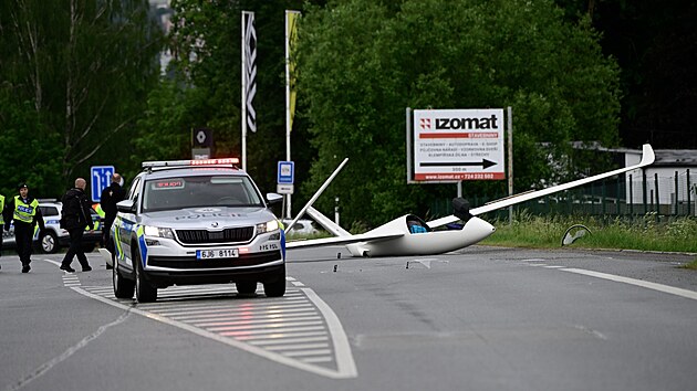 Pohled na trosky bezmotorov�ho letadla v Havl��kov� Brod�. Stroj p�i pokusu o p�ist�n� zavadil o ukazatel �erpac� stanice a skon�il na vozovce.