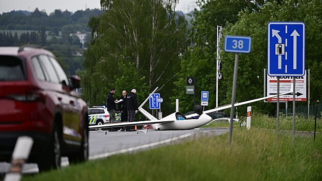 Uzav�en� silnice I/38 v Havl��kov� Brod� po p�du mal�ho letadla. Dopravu v m�st� ��d� policie.