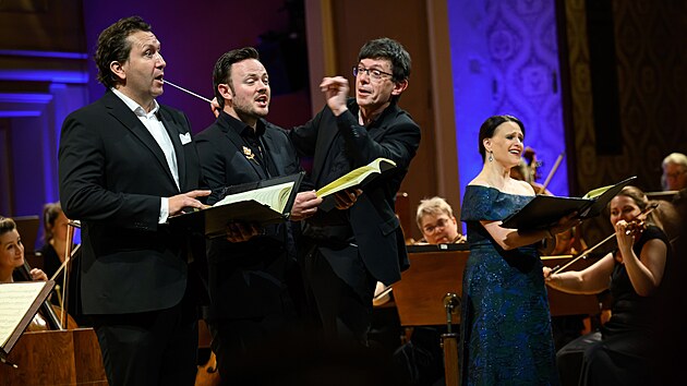Dirigent V�clav Luks, �lenov� Orchestra of the Age of Enlightenment a s�list� p�i proveden� Haydnova Stvo�en� na Pra�sk�m jaru