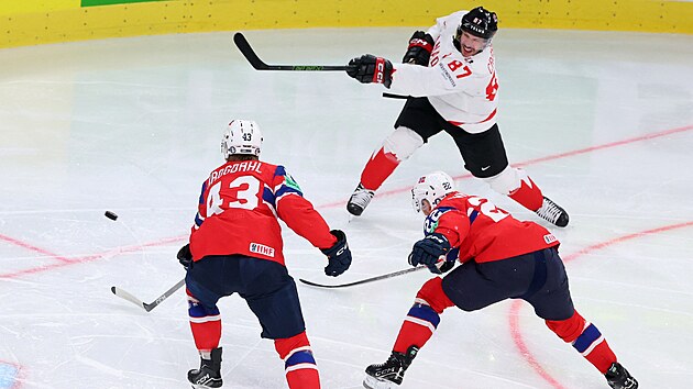 Kanadsk� �to�n�k Sidney Crosby p�l� na norskou branku v utk�n� o bronz na...