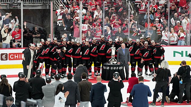 Hokejist� Caroliny p�zuj� s trofej� pro v�t�ze V�chodn� konference NHL.