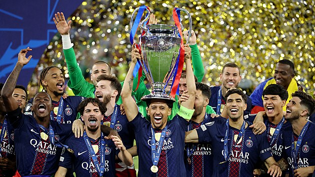 Fotbalist� PSG s trofej� pro v�t�ze Ligy mistr�.