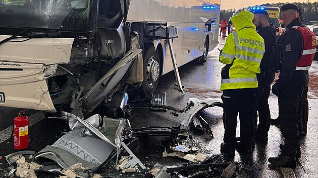 Více než deset lidí se zranilo při srážce auta a autobusu u Boršova nad Vltavou
