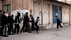 Palestinci házejí kameny na izraelská vojenská vozidla v okolí uprchlického...