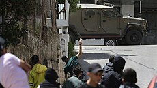 Palestinci házejí kameny na izraelské vojáky b�hem razie ve starém m�st�...