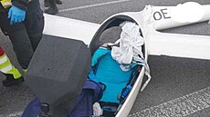 Detail kabiny havarovaného bezmotorového letadla, které v ned�li odpoledne...