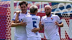 Ostrav�tí fotbalisté se radují z gólu.