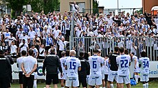 Ostrav�tí fotbalisté slaví s fanou�ky udr�ení v první lize.