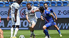 Patrik Blahút ze Slovácka s mí�em v utkání proti Artisu Brno