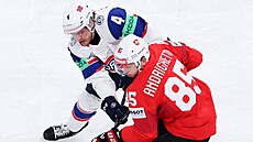 Norský obránce Johannes Johannesen (vlevo) a Sven Andrighetto ze �výcarska
