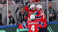 Nor�tí hokejisté slaví gól Emilia Pettersena.
