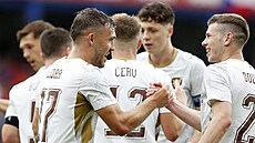 �e�tí fotbalisté se radují z gólu Tomá�e Ladry.