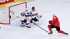 �výcarský úto�ník Damien Riat st�ílí �tvrtý gól v semifinále proti Norsku.
