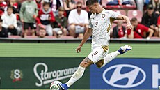 Úto�ník Adam Hlo�ek st�ílí gól v p�íprav� proti Kosovu.
