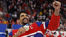 Kapitán norských hokejist� Andreas Martinsen slaví bronz z mistroství sv�ta.