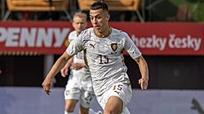 �eský zálo�ník Hugo Soch�rek s mí�em v utkání proti Kosovu
