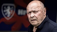 �eský trenér Miroslav Koubek sleduje p�ípravu proti Kosovu.