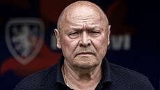 �eský trenér Miroslav Koubek sleduje p�ípravu proti Kosovu.