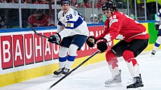 Kana�an Porter Martone se natahuje po puku p�ed Urhou Vaakanainenem z Finska.